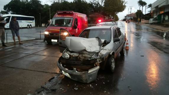Acidente
entre Caminhonete e Corsa deixa homem ferido em Horizontina - foto 3