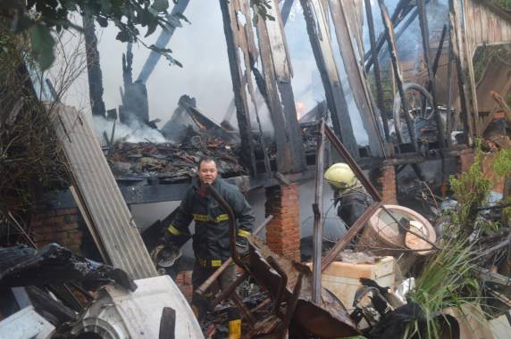 Residência é destruída
pelo fogo e idoso morre carbonizado em Giruá - foto 5