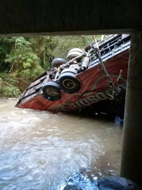 Ônibus cai de ponte e deixa um morto e sete feridos em Candelária - foto 6