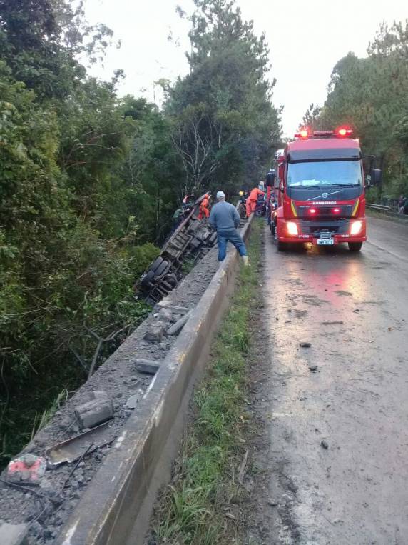 Ônibus cai de ponte e deixa um morto e sete feridos em Candelária - foto 5