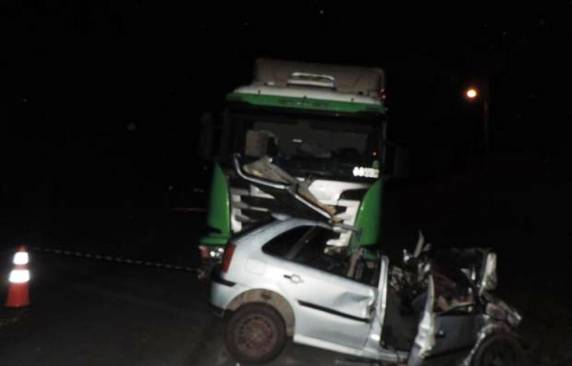 Colisão 

entre carro e caminhão na noite de sábado (13) deixou ao menos cinco mortos. Duas crianças foram hospitalizadas