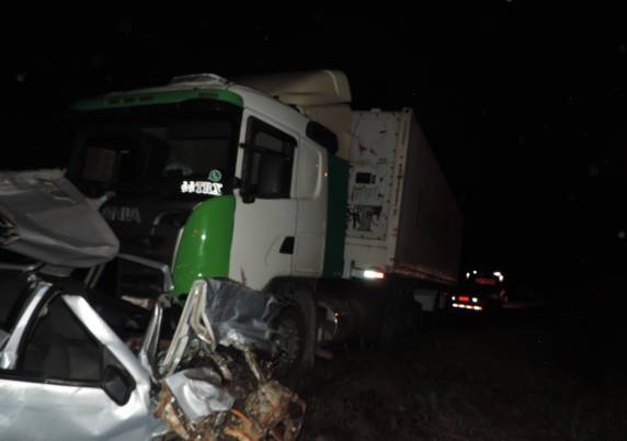 Colisão 

entre carro e caminhão na noite de sábado (13) deixou ao menos cinco mortos. Duas crianças foram hospitalizadas