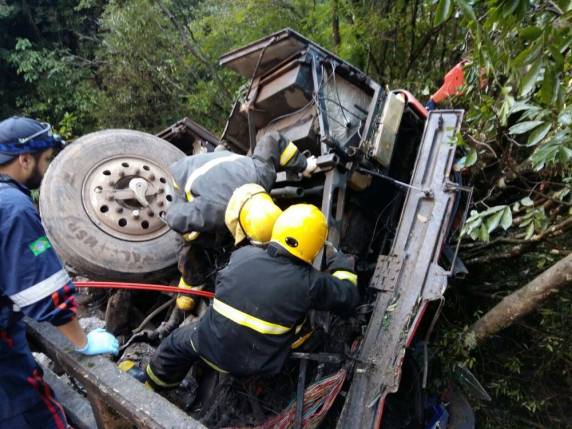 Ônibus cai de ponte e deixa um morto e sete feridos em Candelária - foto 7