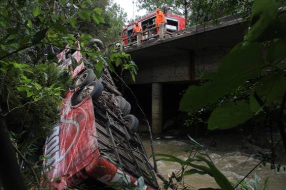 Ônibus cai de ponte e deixa um morto e sete feridos em Candelária - foto 8