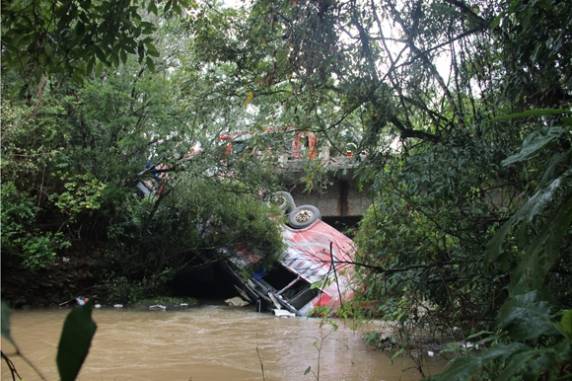 Ônibus cai de ponte e deixa um morto e sete feridos em Candelária - foto 9