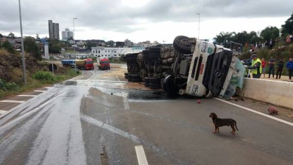Veículo carregado de ração a granel interditou rodovia em Xanxerê, no Oeste do estado