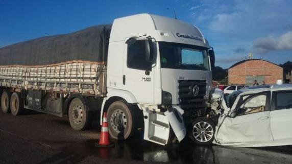 Colisão frontal envolveu uma BMW, onde 

estavam as vítimas, e um caminhão no km 336 da rodovia