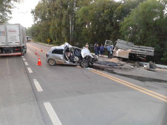 Carro com placas de Venâncio Aires bateu na traseira de um caminhão