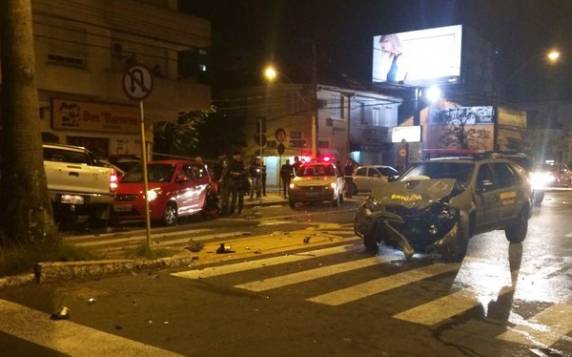 Segundo a Brigada Militar, dois homens e uma mulher estavam em um 

carro roubado. Eles fugiram entre os bairros Ipanema e Menino Deus, onde bateram em outro veículo