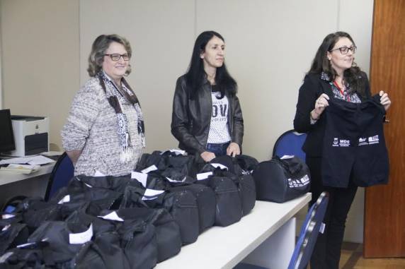 Idosos recebem Kits para prática de Hidroginástica - foto 4