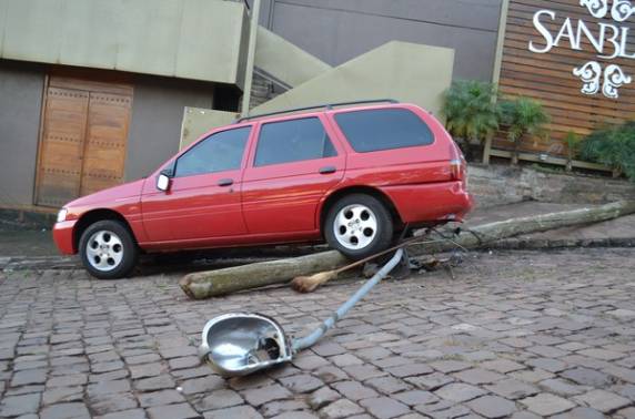 Tânia da Rosa Andrade, de 38 anos, trabalhava varrendo a rua quando foi atingida pela estrutura. Outros dois trabalhadores 

estavam no local, mas tiveram apenas ferimentos