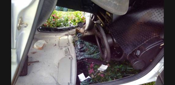 Carro despenca de barranco e cai em quintal de residência em São João do Oeste - foto 3