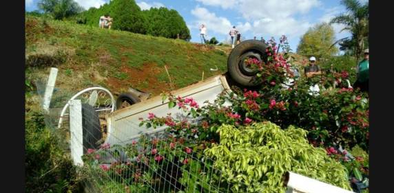 Carro despenca de barranco e cai em quintal de residência em São João do Oeste - foto 2