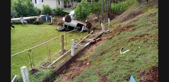 Carro despenca de barranco e cai em quintal de residência em São João do Oeste - foto 4