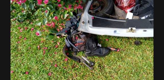 Carro despenca de barranco e cai em quintal de residência em São João do Oeste - foto 5