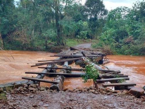 Ponte na localidade de Boa Esperança teve 

suas pranchas levadas