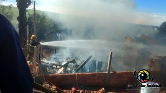 Casa é consumida pelo fogo em Campo Novo - foto 3