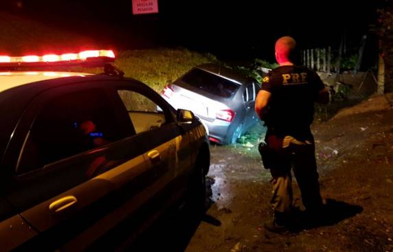 Após fugir de abordagem,
homem é preso com carro roubado, pistola, munições e cocaína na BR 101 em Biguaçu - foto 5