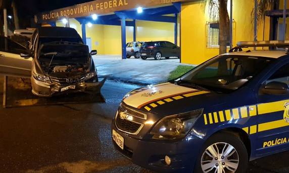Após fugir de abordagem,
homem é preso com carro roubado, pistola, munições e cocaína na BR 101 em Biguaçu - foto 4