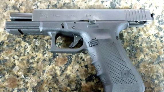 Após fugir de abordagem,
homem é preso com carro roubado, pistola, munições e cocaína na BR 101 em Biguaçu - foto 2