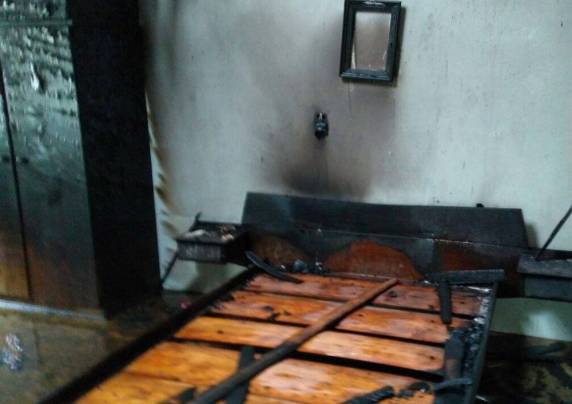 Vítima tentou combater as chamas e sofreu queimaduras. Ela 

foi levada ao hospital, mas não resistiu