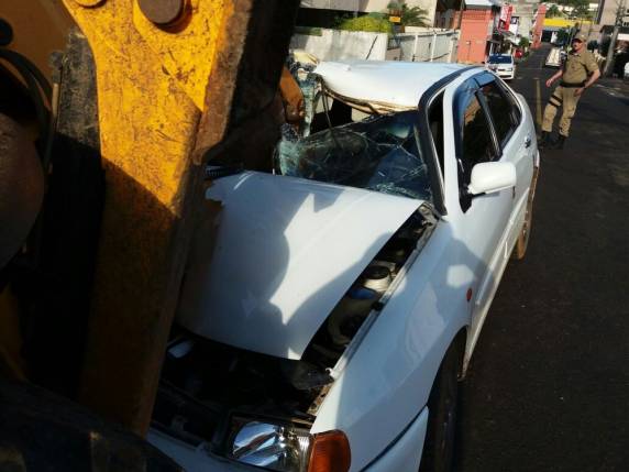 Máquina 

estava fazendo obra em Capinzal. Concha traseira da retroescavadeira destruiu parte do carro