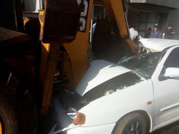 Motorista vai para o hospital após bater carro em retroescavadeira - foto 2