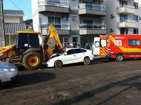 Motorista vai para o hospital após bater carro em retroescavadeira - foto 3