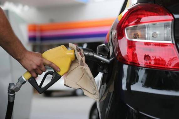 Se distribuidores e 

postos repassarem a queda, litro da gasolina pode cair R$ 0,09