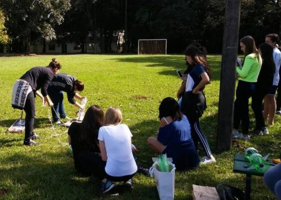 Turmas do 8º ano e 9º ano 

também realizaram lançamento de foguetes nas aulas de astronomia e ciências, atividade que contempla a Mostra Brasileira de Foguetes