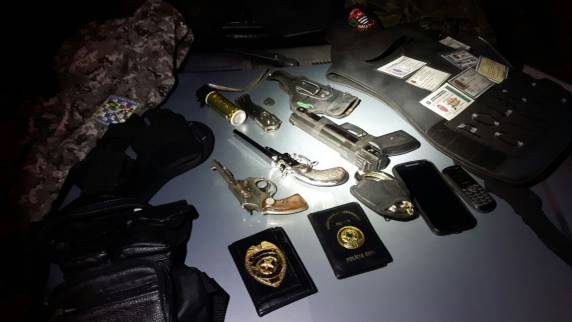 Homem se passa
por policial civil e é detido com armas e munições na BR 101 em Porto Belo - foto 3