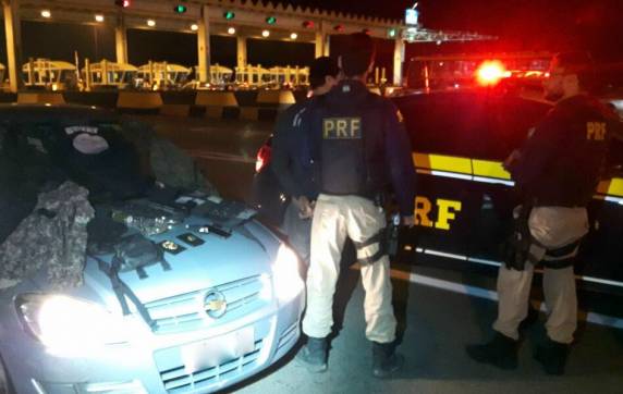 Homem se passa
por policial civil e é detido com armas e munições na BR 101 em Porto Belo - foto 2