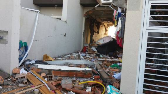 Explosão ocorreu quando vítima acendeu a luz, após vazamento de gás. Família ficou ferida