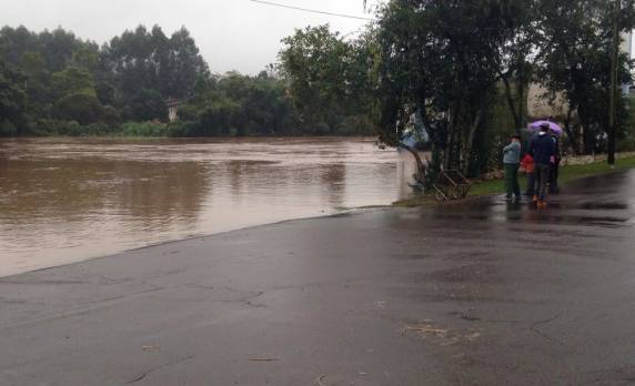 Temperaturas devem ficar mais 

baixas devido ao vento na direção Sul. Instabilidade deve permanecer pelo menos até quarta-feira (31), e Defesa Civil mantém alerta