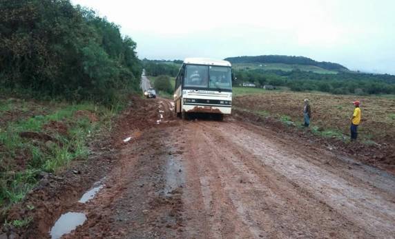 Um trator rebocou o ônibus 

com os passageiros