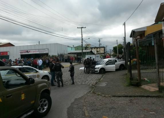 Trocas de tiros aconteceram nos bairros Charqueadas e Desvio Rizzo. Um 

terceiro suspeito conseguiu fugir e é procurado pela polícia