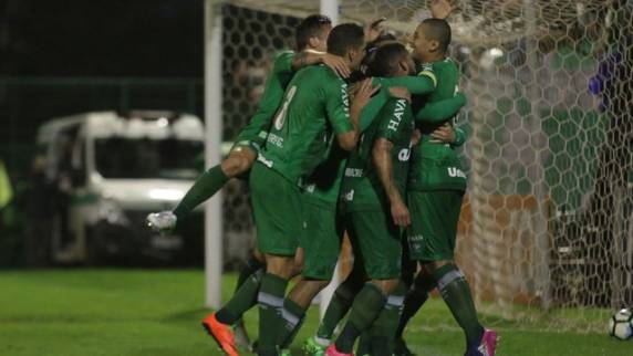 Com gols de Wellington Paulista e Reinaldo no primeiro tempo, time de Chapecó alcança primeira colocação da Série A 

de forma inédita em sua história. Visitantes seguem sem vencer e amargam Z-4