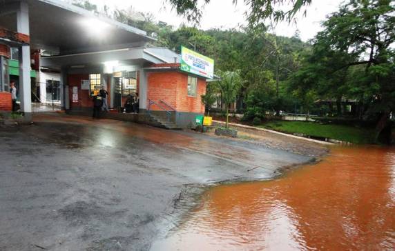 Suspensa travessia de balsas em Porto Mauá - foto 2