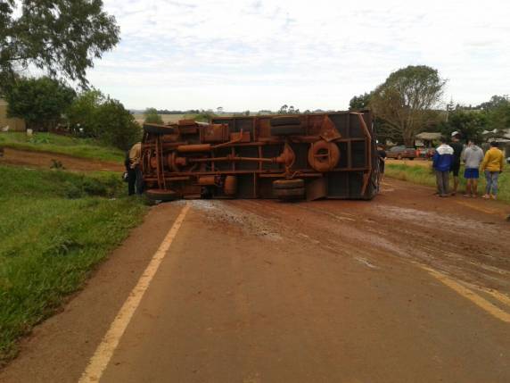 Caminhão com gado tomba na RS 342 em Independência - foto 5