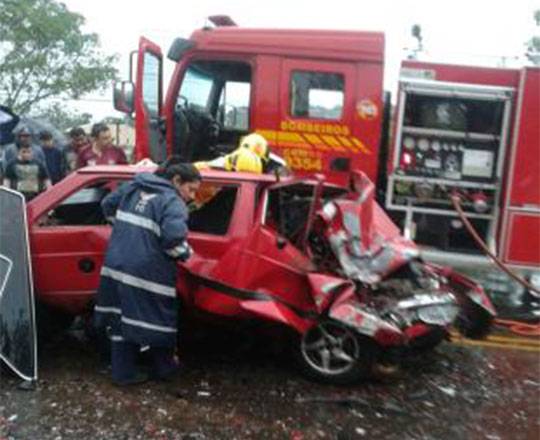 Um Focus 

aquaplanou e atingiu o carro em que ela estava