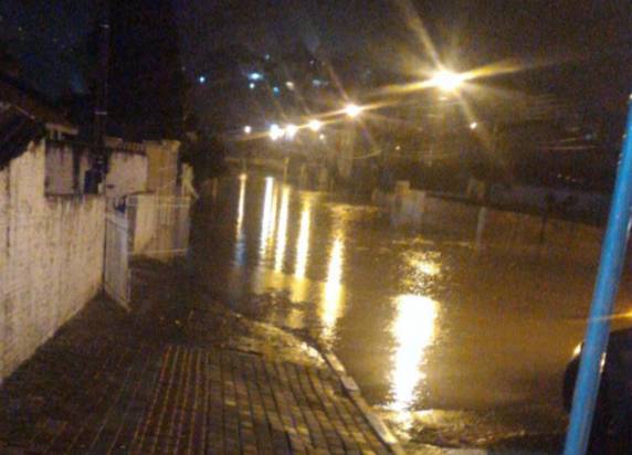 Às 21h o Rio Carahá estava 5,7 metros 

acima do nível normal, informou a prefeitura. Aulas da rede pública estão suspensas nesta segunda (5)