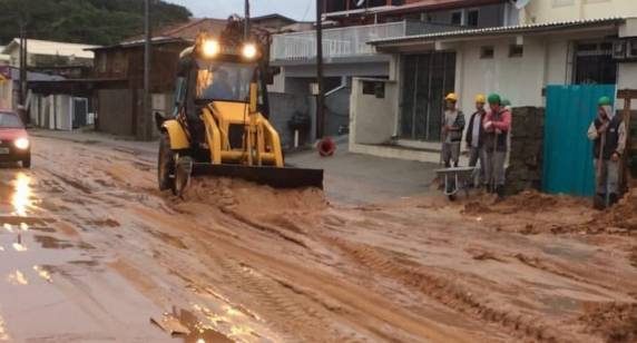 Frente fria, sistema de chuva, voltou ao estado no domingo (4) e provocou temporais