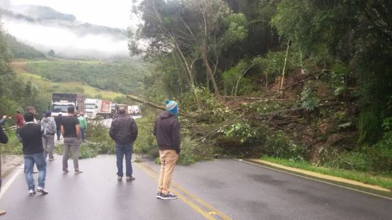 BR-282 tem diversos 

trechos interditados nesta segunda-feira (5)