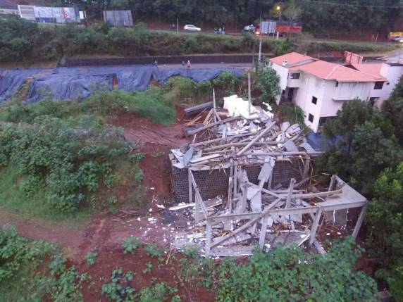 Na área próxima à obra, outras 18 residências estão interditadas desde segunda-feira (5)