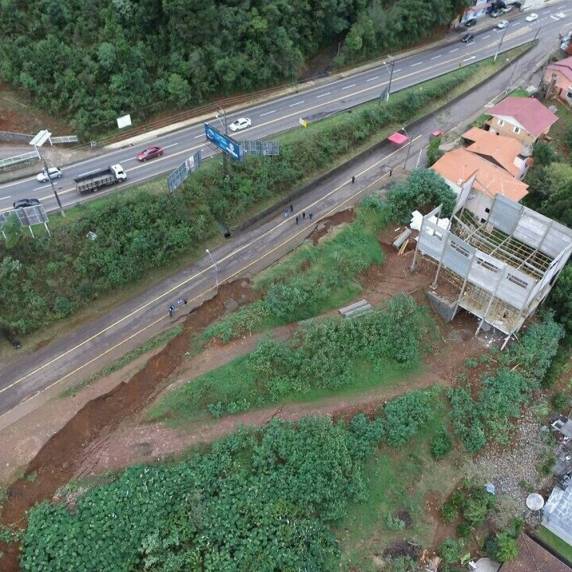 Sobre solo encharcado, prédio em construção desaba em Concórdia - foto 4