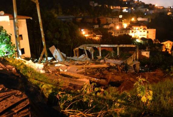 Sobre solo encharcado, prédio em construção desaba em Concórdia - foto 3