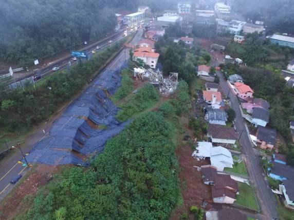 Sobre solo encharcado, prédio em construção desaba em Concórdia - foto 5