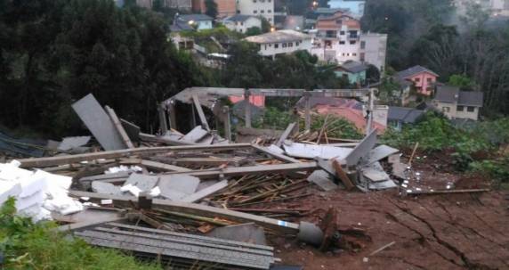 Sobre solo encharcado, prédio em construção desaba em Concórdia - foto 2