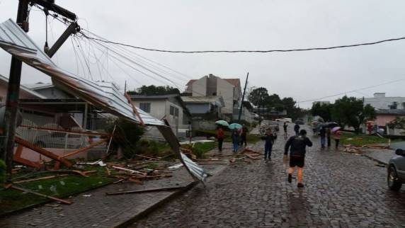 Casas foram destelhadas e árvores caíram em rodovias