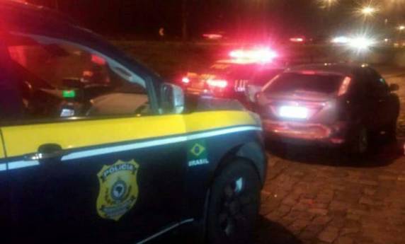 PRF detém três homens que furtaram loja e recupera veículo
clonado na BR 101 em Biguaçu - foto 2